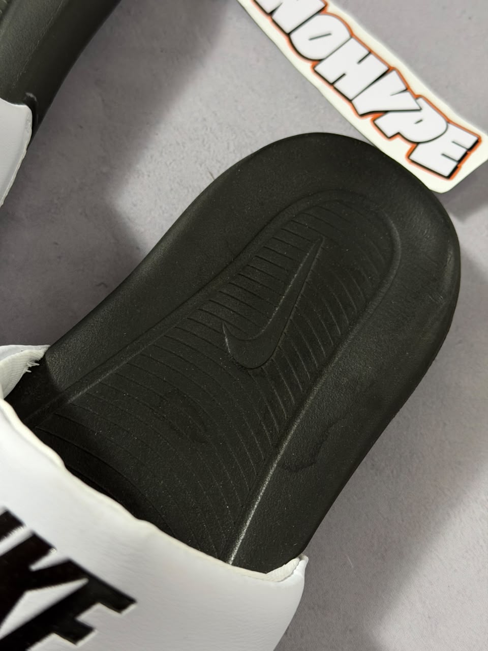 Chinelo Slide Nike Victori - Preto e Branco