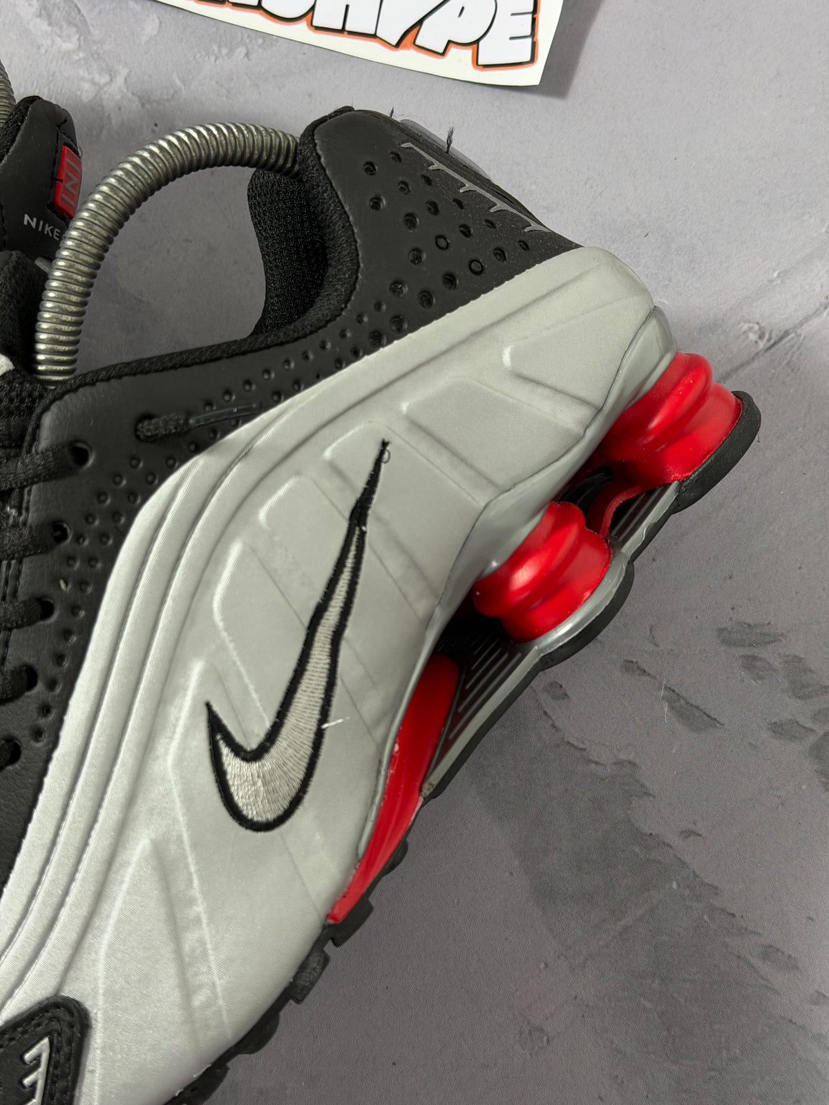 Tênis Nike Shox R4 - Cinza/Vermelho