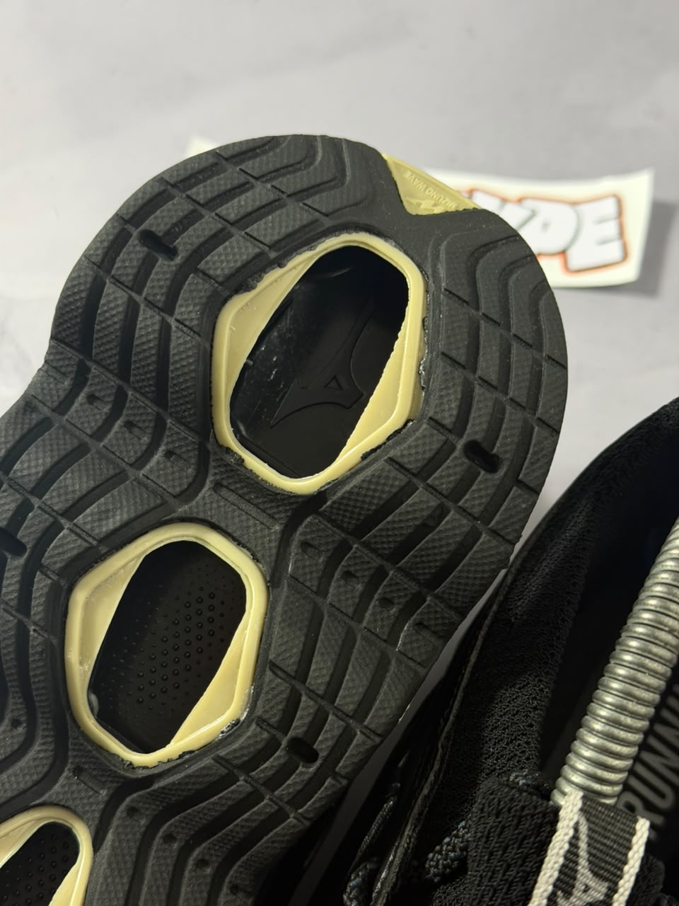 Tênis Mizuno Wave Prophecy 14 - Preto Dourado