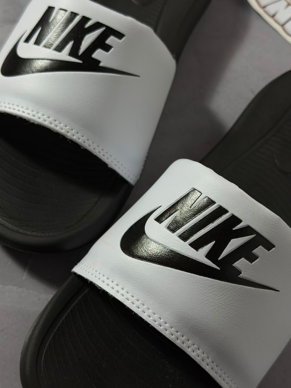 Chinelo Slide Nike Victori - Preto e Branco