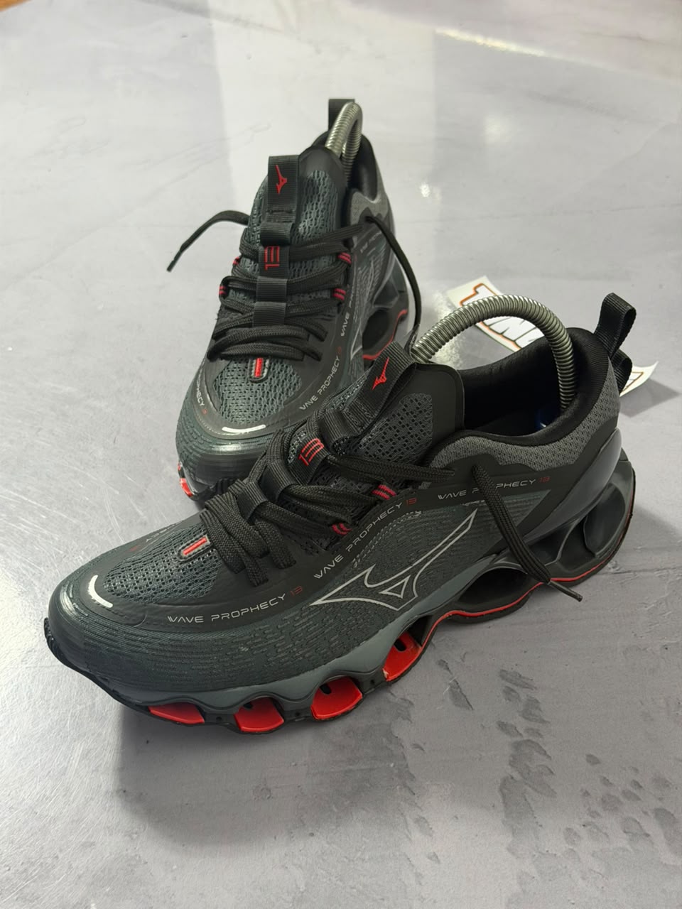 Tênis Mizuno Wave Prophecy 13 - Cinza Vermelho