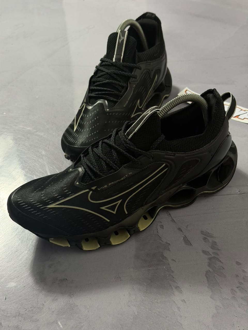 Tênis Mizuno Wave Prophecy 14 - Preto Dourado