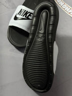 Chinelo Slide Nike Victori - Preto e Branco