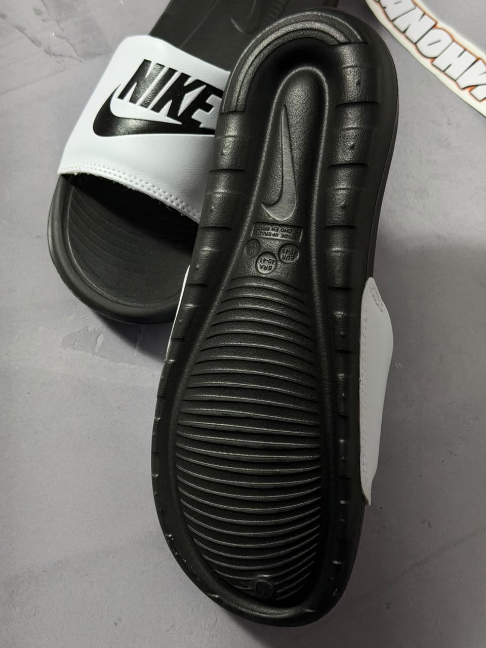 Chinelo Slide Nike Victori - Preto e Branco